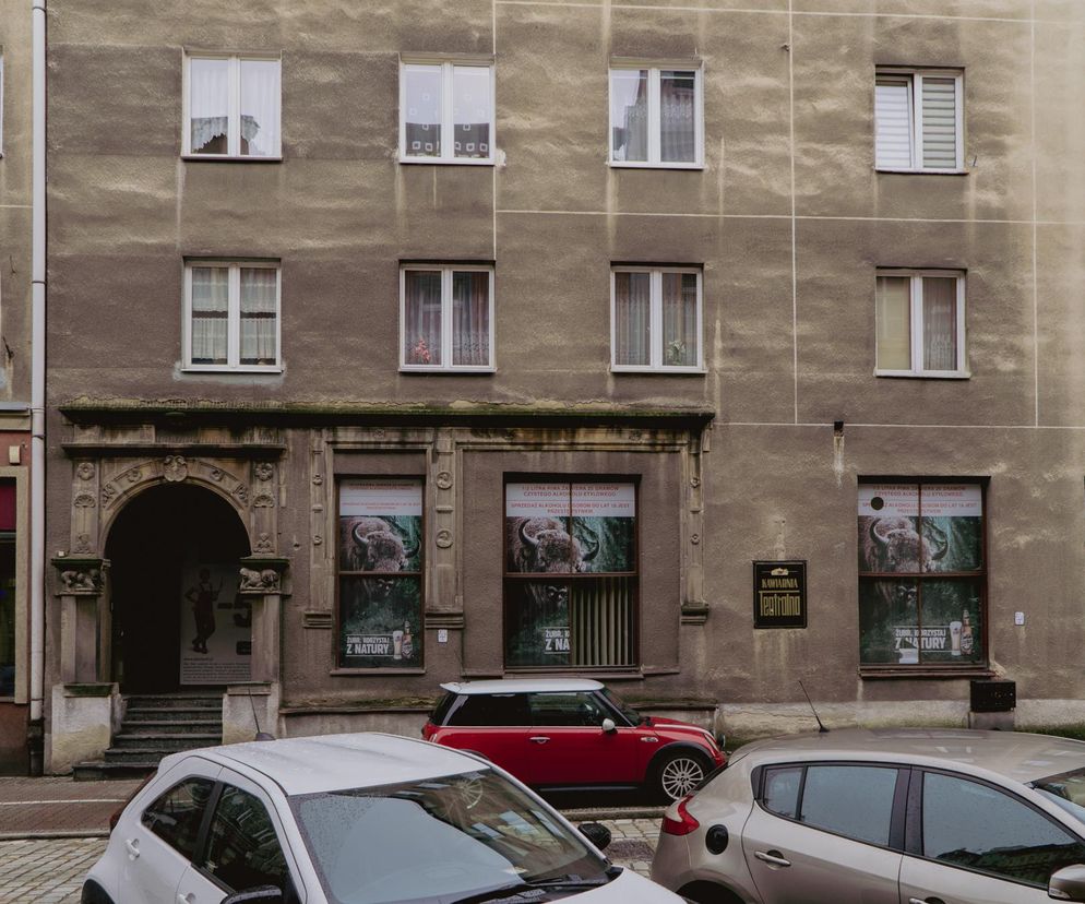 Świdnica. Ten blok jest z PRL-u, a portal ma z renesansu