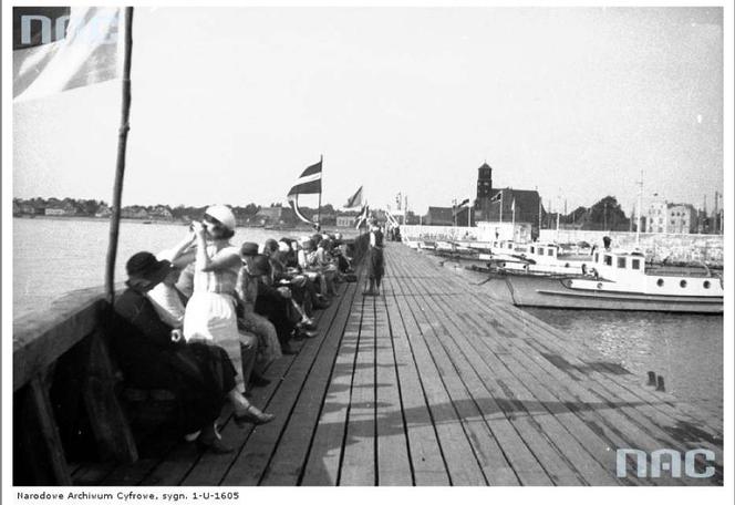Plażowa moda sprzed lat. Tak wypoczywały nad morzem poprzednie pokolenia [ZDJĘCIA ARCHIWALNE]