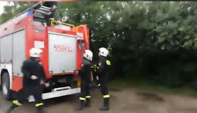 Wysoka: Przyjechał na sygnale do ukochanej. Wszedł na balkon i padł na kolana [WIDEO]