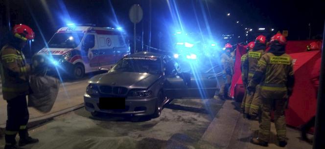 Śmiertelny wypadek w Pabianicach! Słup złamał się na pół po uderzeniu BMW [ZDJĘCIA].
