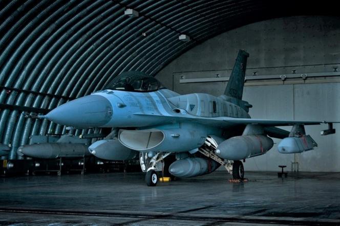 Polski F-16C Jastrząb  pociskami JASSM