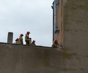 Pożar w kamienicy w Lesznie. Strażacy wynosili sadzę z komina wiadrami 