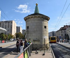 Eksmitują gołębie z Grubej Kaśki na czas remontu