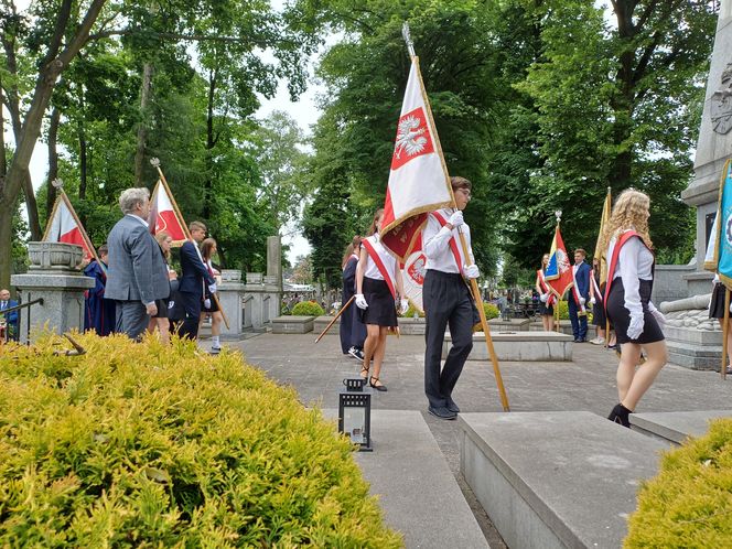 Pamięć o powstańcach żyje w Ostrzeszowie. Ulicami miasta przeszedł Marsz Pamięci [ZDJĘCIA]
