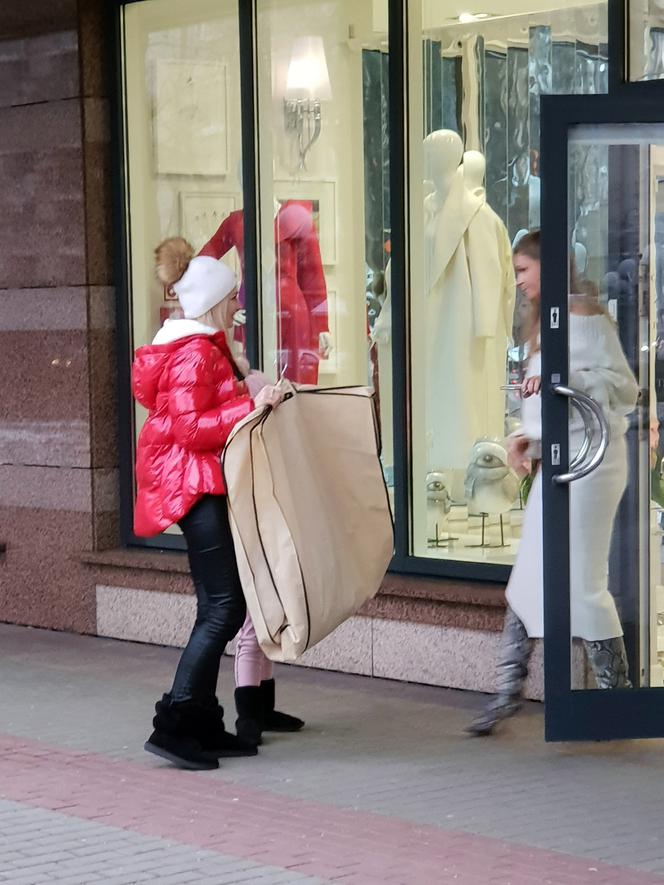 Basia Kurdej-Szatan z córką odbierają sylwestrową kreację u Violi Piekut. 