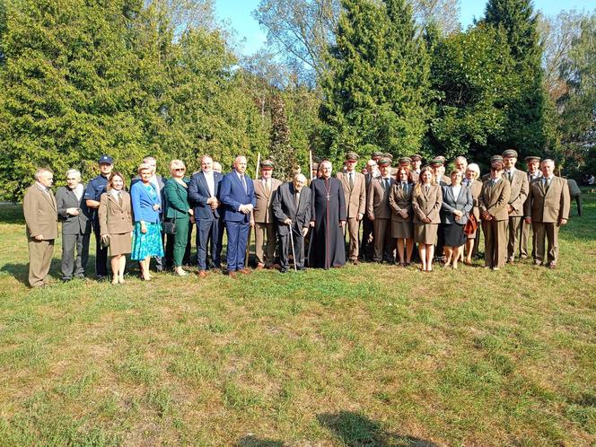 Trzy młode buki purpurowe na Skwerze Leśników Polskich wspólnie zasadzili pracownicy Nadleśnictwa Siedlce i Lasów Państwowych, władze miasta Siedlce i radni.