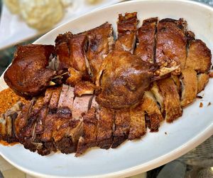 Ta gęś to moje popisowe danie na świąteczny stół. Wędzone śliwki i grzaniec tworzą niezapomniane połączenie