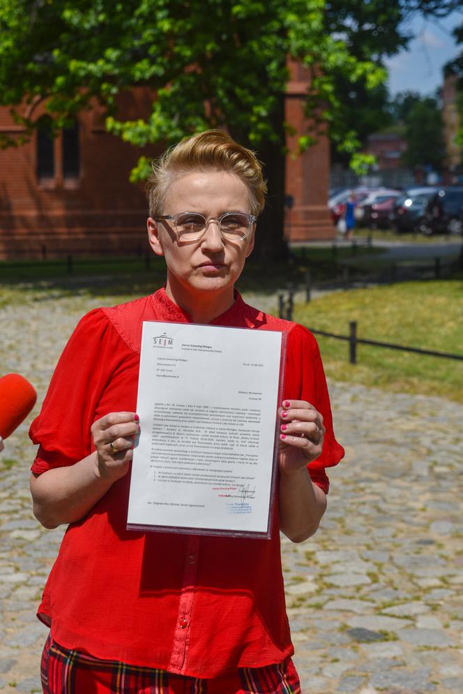 Joanna Scheuring-Wielgus pyta w Toruniu o dofinansowania dla księdza oskarżonego o pedofilię