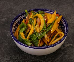  Sałatka tajska – eksplozja smaków, która skradnie Twoje serce!