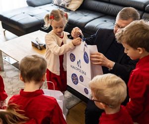 Wicemarszałek Małopolski wręczył sześcioraczkom z Tylmanowej prezenty świąteczne