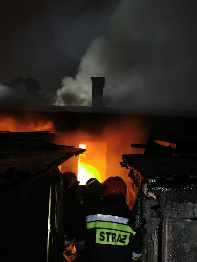 Pożar pustostanu przy ul. Batorego w Toruniu. Zdjęcia z akcji strażaków