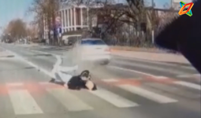 Kraków: DRASTYCZNE wideo z potrącenia kobiety na hulajnodze! Sprawca trafił w ręce policji 