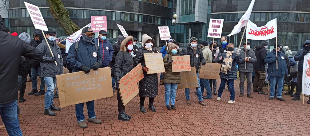 Protest pracowników łódzkich uczelni. Domagają się podwyżek 