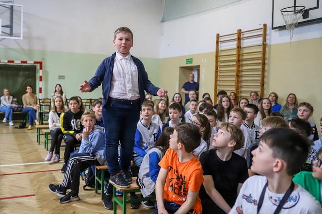 ZOBACZ zdjęcia z inscenizacji ekologicznej z okazji Dnia Ziemi w wykonaniu uczniów siedleckiej Dziesiątki