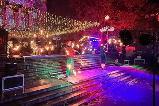 Betlejem Poznańskie 2023. Zimowe Fire Show na placu Wolności w Poznaniu