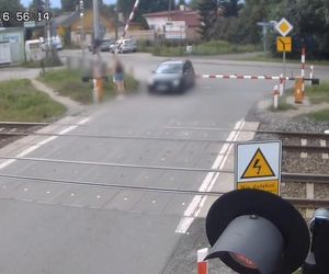 Volvo z dziećmi w środku uwięzione między rogatkami