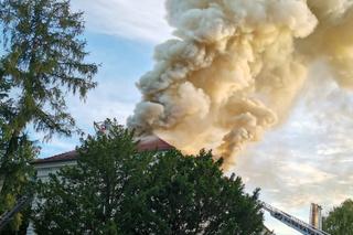 Płonie barokowy pałac w Konarzewie pod Poznaniem! Na miejscu ponad 30 jednostek straży pożarnej [ZDJĘCIA]