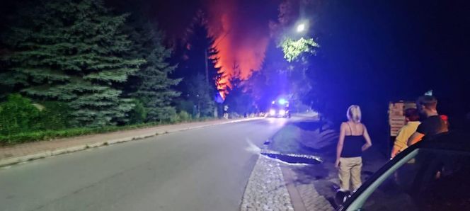 Groźny pożar na Dolnym Śląsku. Ogień strawił budynek i auta osobowe