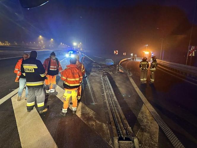 Autokar staranował barierki i spoczął w rowie. 65 pasażerów utknęło na autostradzie A4