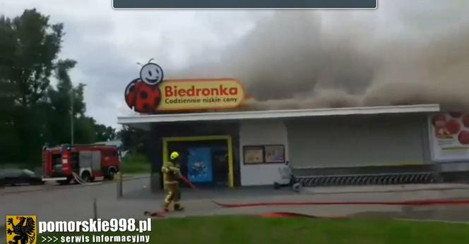 Ogromny pożar Biedronki w Słupsku. Obiekt niemal całkowicie zniszczony