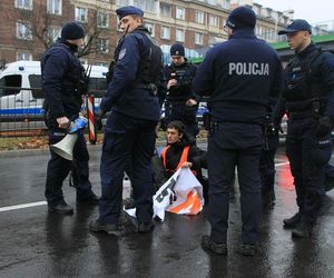 Ostatnie Pokolenie zablokowało Wisłostradę. Furia kierowców. Matka chorego dziecka błagała o przejazd