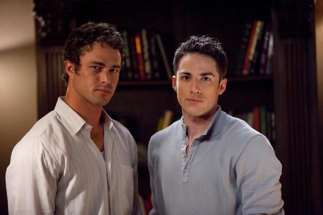 Taylor Kinney i Michael Trevino jako Mason i Tyler Lockwoodowie