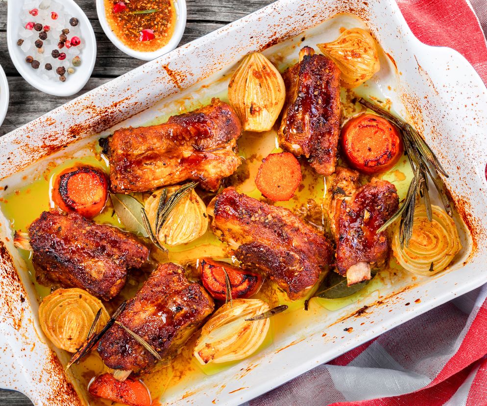 Żeberka pieczone z warzywami: przepis na żeberka wieprzowe