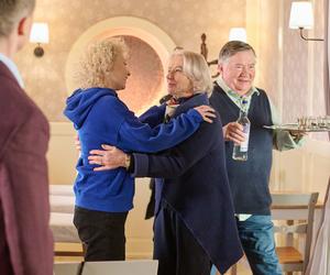 Na Wspólnej odc. 3610: Beata (Katarzyna Ptasińska), Emil (Piotr Ligienza), Maria (Bożena Dykiel), Włodek (Mieczysław Hryniewicz)