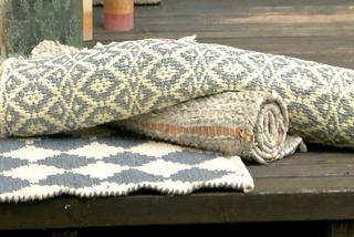 Bawełniane dywaniki w letniej aranżacji tarasu