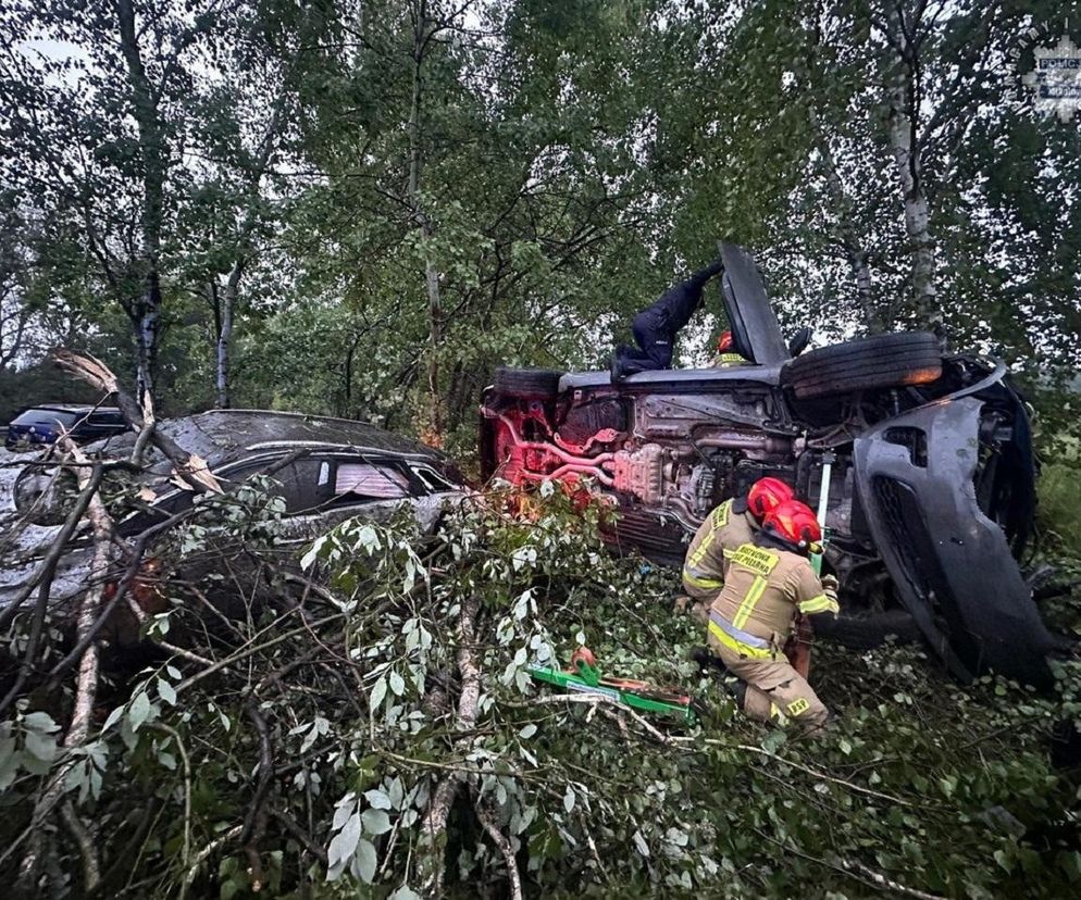 Łaziska Górne. Dachowanie na drodze krajowej. Niebezpieczny manewr kierowcy przyczyną karambolu