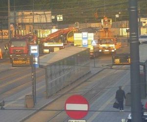 Poranny paraliż w centrum Łodzi. Wykolejony tramwaj zablokował ruch wokół dworca Fabrycznego