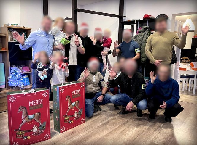 Samotnie wychowuje siedmioro dzieci! Takiego prezentu od policjantów się nie spodziewał