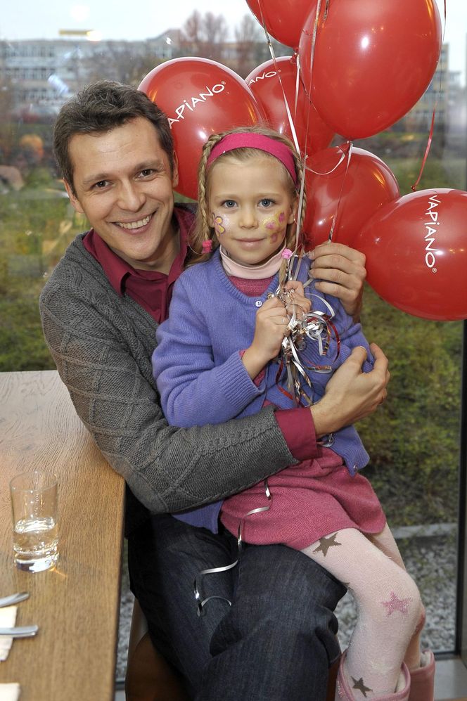 Jakub Przebindowski z córką Mią