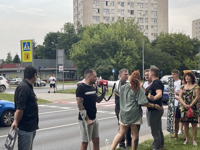 Protest mieszkańców przeciwko wycince drzew pod budowę linii tramwajowej do Mistrzejowic.