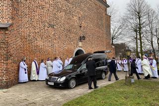 Kościelny pogrzeb księdza, który popełnił samobójstwo. Trumna opuszcza kościół [RELACJA Z UROCZYSTOŚCI]