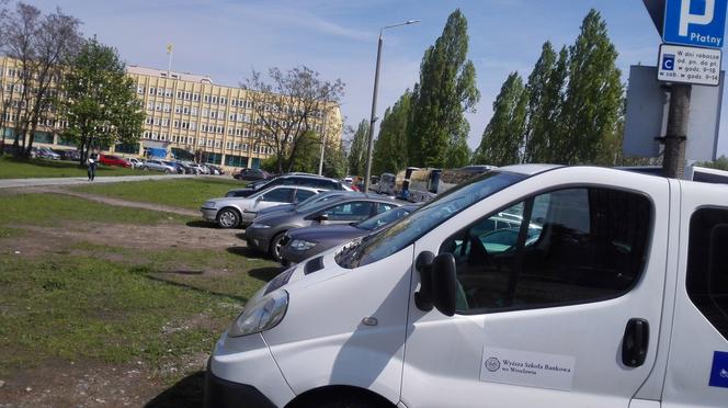 Miasto nielegalnie pobiera opłaty za niektóre parkingi w centrum? Na części brakuje znaków, ale parkomaty są [WIDEO, GALERIA, AUDIO]