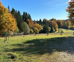 Małopolskie pasmo górskie zachwyca jesiennym pięknem. Ukryta perełka z widokiem na tatry 