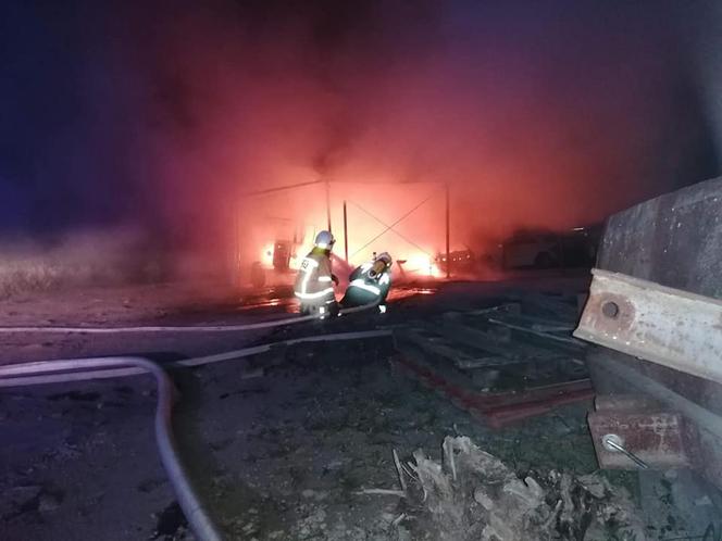 Groźny pożar w Wierzbicy. Ogień pojawił się pod blaszaną wiatą. Ranna jest jedna osoba
