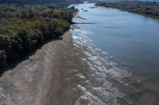 Rekordowo niski poziom Wisły w Kazimierzu Dolnym. Zobacz