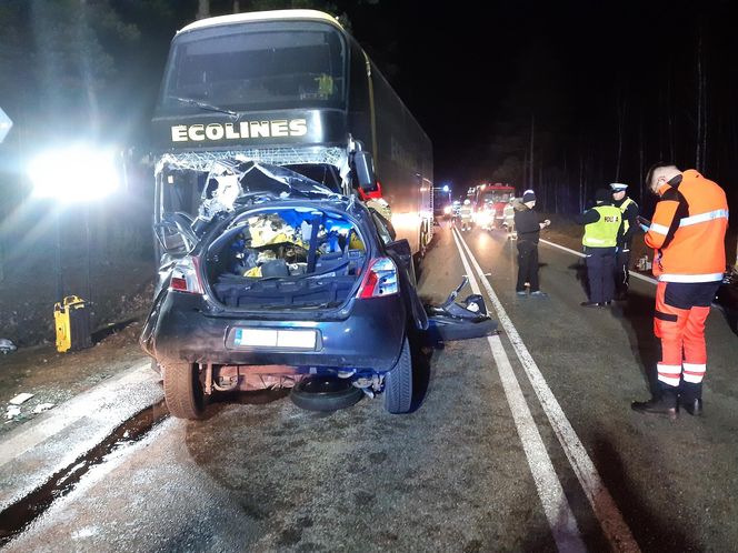 Toyota wbiła się w autobus. Młody kierowca nie żyje