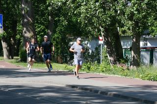 TUSK BIEGA W TRÓJKĄCIE.