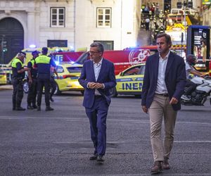 Katastrofa kolejki turystycznej! Wypadła z szyn i gruchnęła w budynek. Co najmniej 15 osób nie żyje!