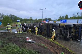 Ciężarówka przewróciła się na rondzie pod Otwockiem. Kierowca wjechał prosto w kopiec! 