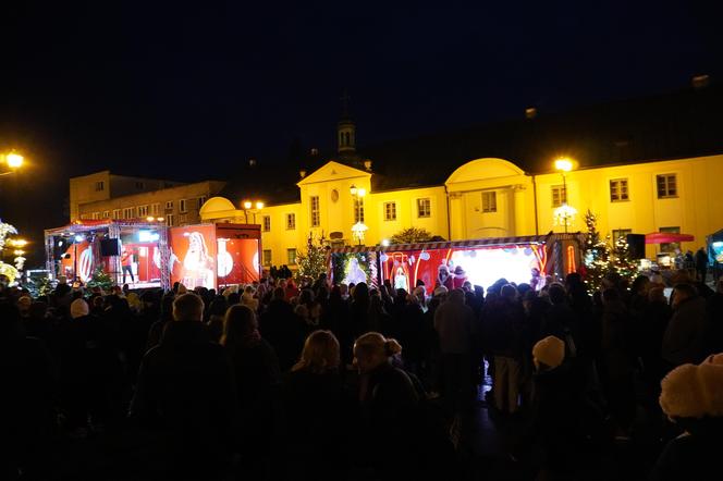 Ciężarówka Coca-cola w Białymstoku! Świąteczna atrakcja przyciągnęła tłumy mieszkańców na Rynek Kościuszki