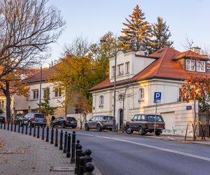 W 18 domach zamieszkali profesorowie i znani warszawscy architekci. Dookoła zieleń i gmachy urzędów