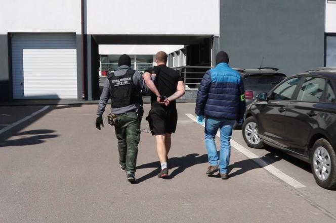 Łódź: Publikował zdjęcia policjantów i ich rodzin oraz nawoływał do prześladowania. Pokazał kastety i broń podpisując "Wpadajcie pieski"