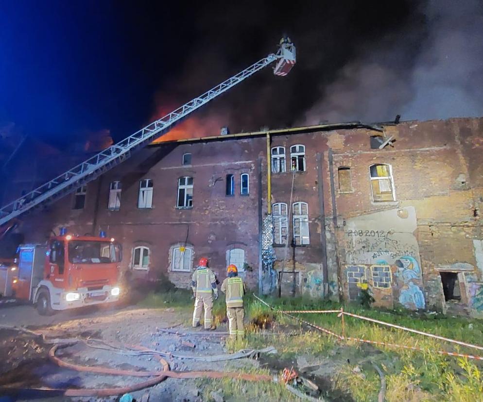 Pożar pustostanu w Bytomiu. Część dachu uległa zawaleniu