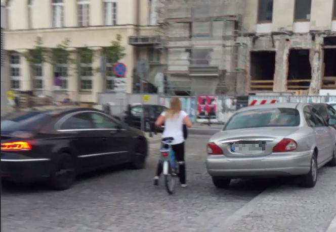 ADAM SZEJNFELD ŹLE PARKUJE