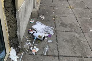 Sylwester się skończył, a kto posprząta? Centrum Wrocławia tonie w śmieciach