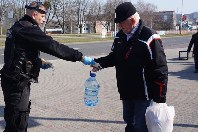 Zakrywanie twarzy OBOWIĄZKOWE! Na Śląsku strażnicy rozdają maski ZA DARMO 